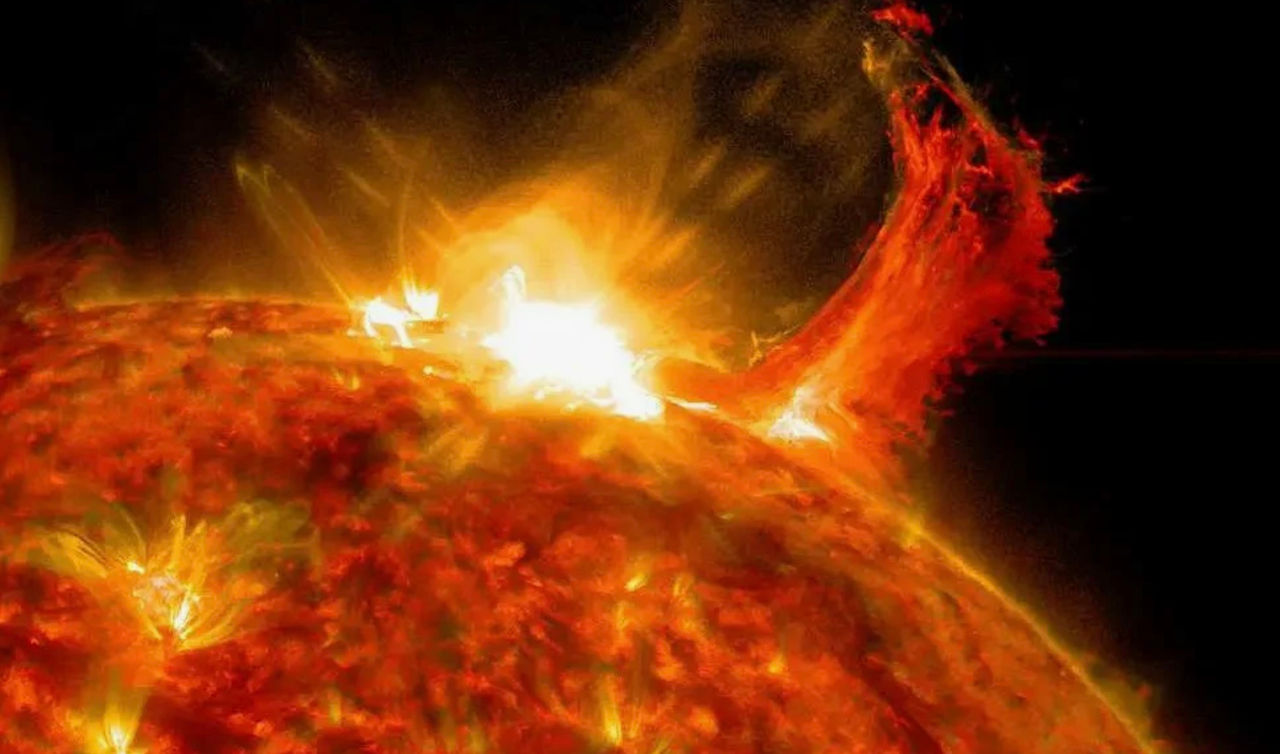 Pe Soare au avut loc două erupții puternice.