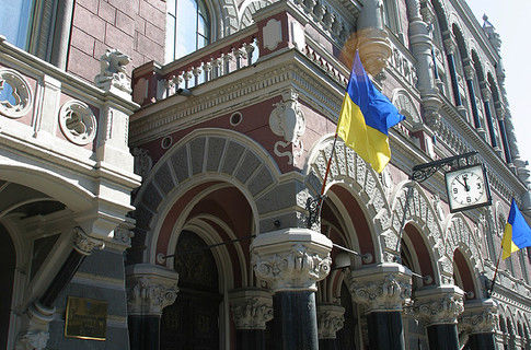 Регулятор также вводит проверку предоплат покупки валюты при заключении импортных контрактов на сумму свыше $50 тыс.  Фото: zn.ua