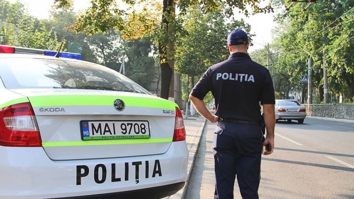 Полицейские вышли на бульвар Григоре Виеру, чтобы убедиться в наличии мест для парковки для участников мероприятия. Фото символ: protv.md.
