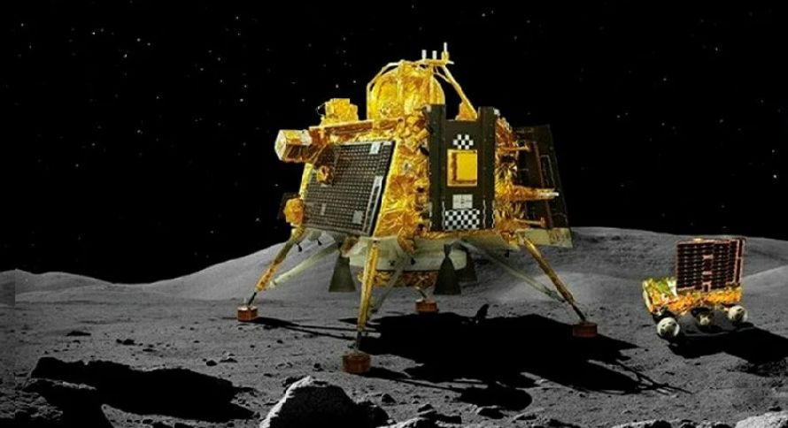 Индийский луноход выяснил химический состав поверхности на Южном полюсе Луны.