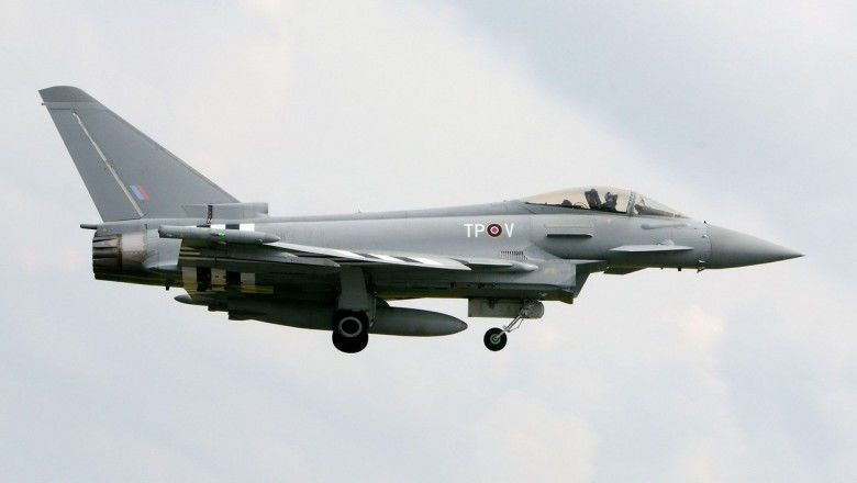 Четыре британских самолета Eurofighter Typhoon приземлились на базе в Румынии.