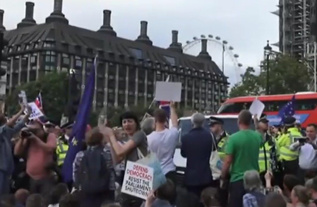 Митинги проходят в Лондоне, Манчестере и Эдинбурге. 