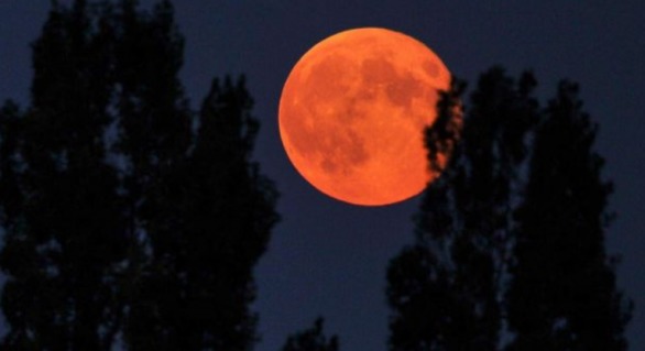 În noaptea de 15 spre 16 octombrie vom putea admira Luna Vânătorului, numită şi Luna de Sânge.