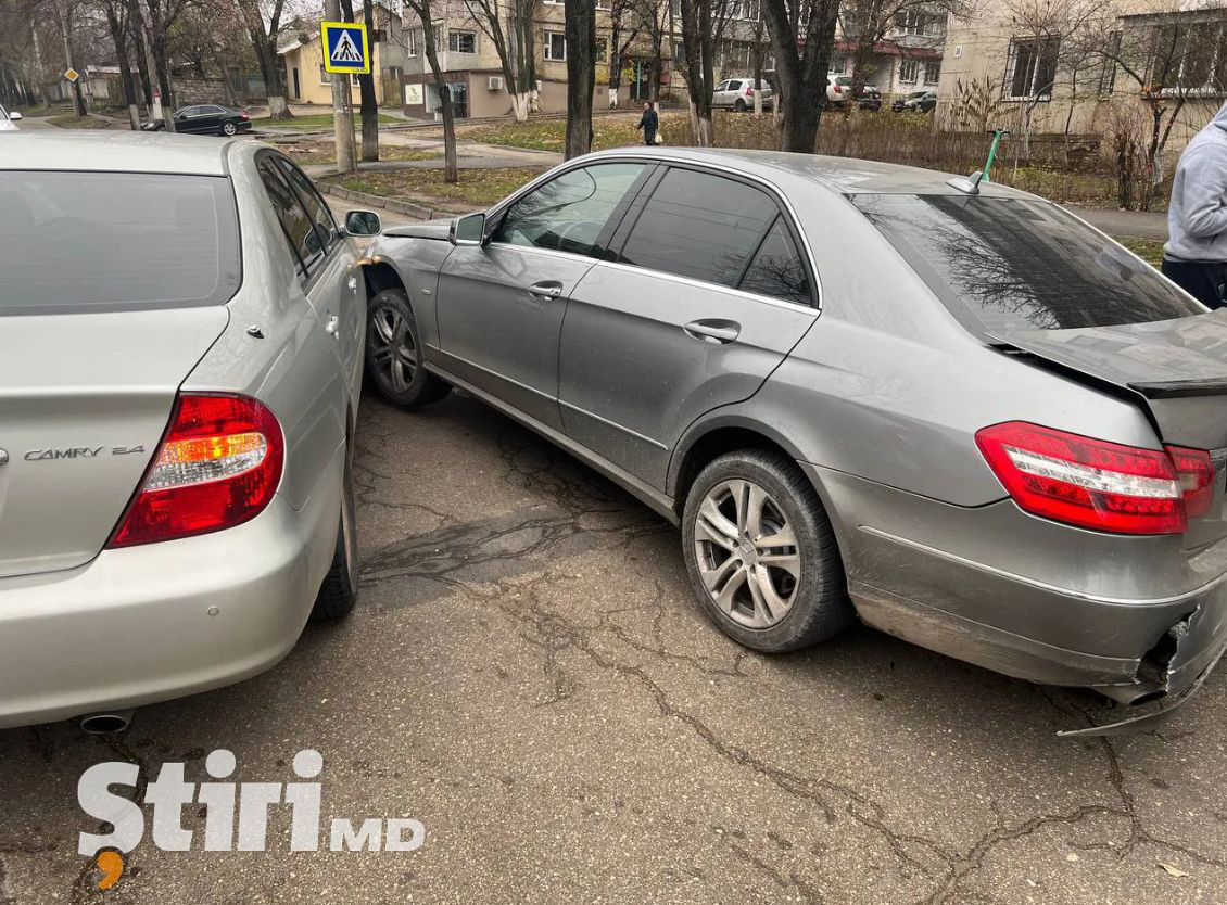 В Кишиневе произошло ДТП с участием трех автомобилей.