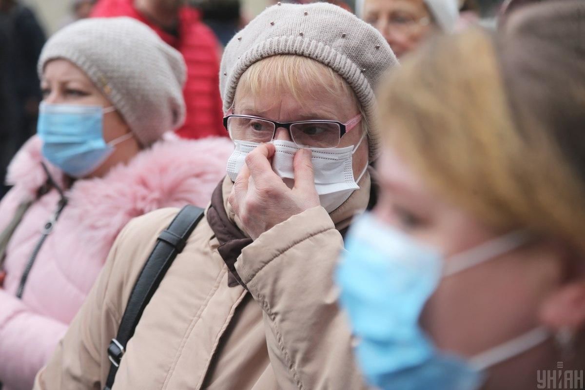 В столичной Церкви Святого Дмитрия священники раздали прихожанам маски.