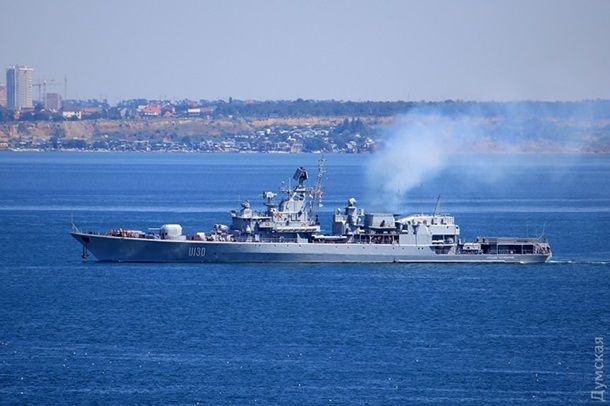 Экипаж американского десантного корабля состоит примерно из 400 моряков.