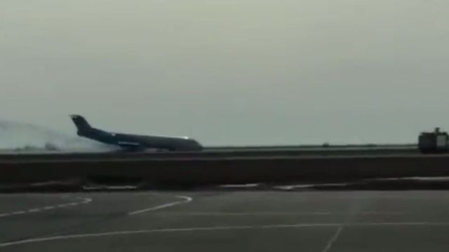 Опубликовано видео аварийной посадки самолета в Астане.