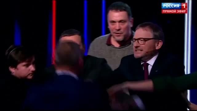 Bătaie în direct la TV între candidaţii la alegerile din Rusia.