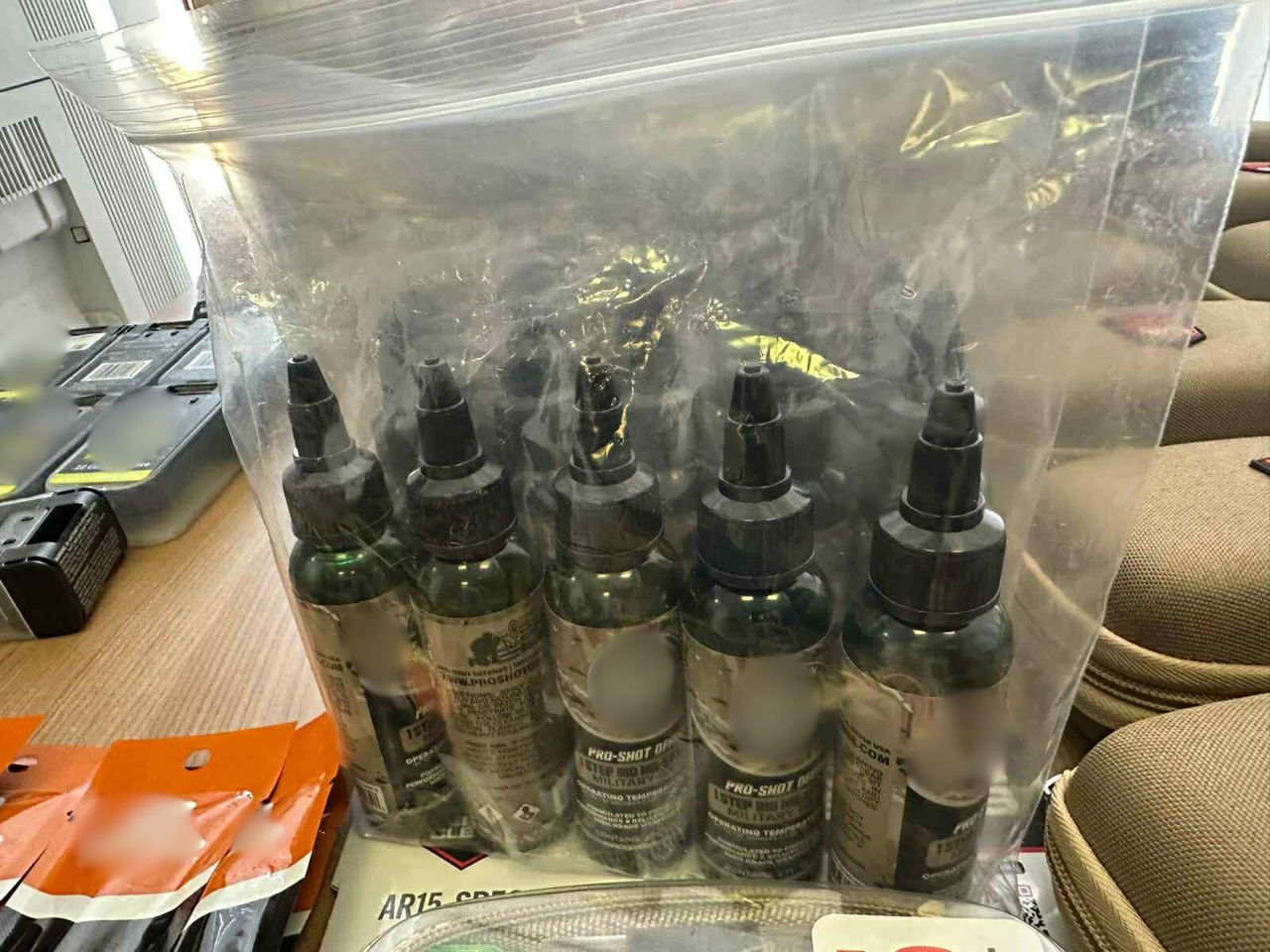 Echipament pentru întreținerea armelor, confiscat de la un cetățean ucrainean la intrarea în Moldova.