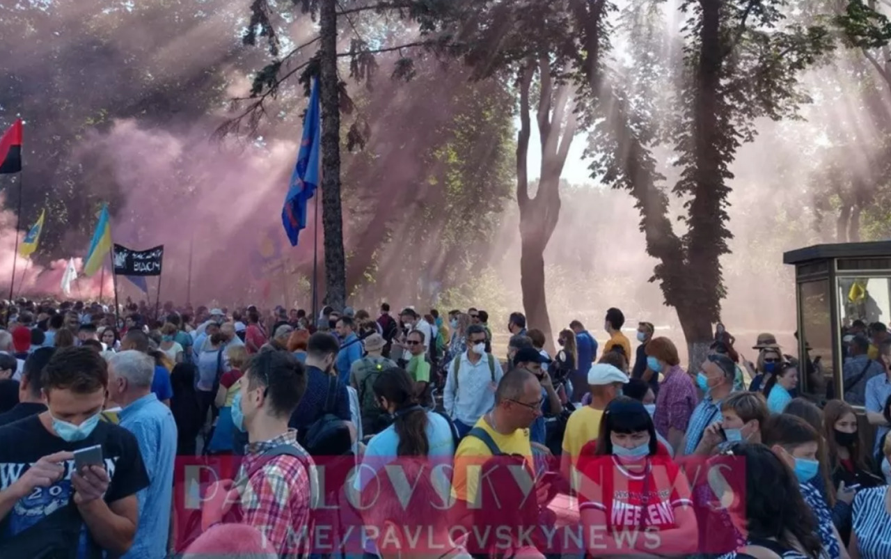 В акции протеста принимают участие уже более тысячи человек.