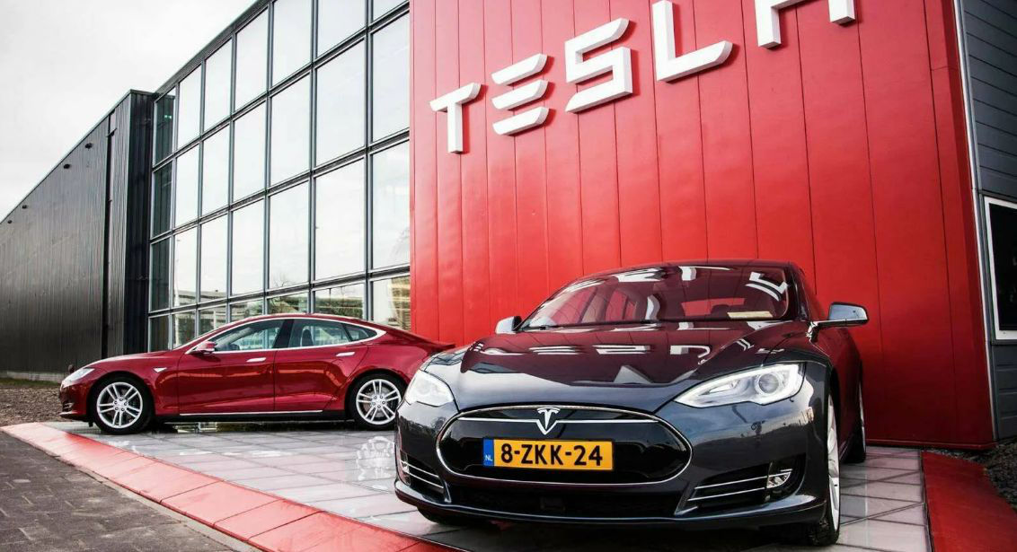 Tesla отзывает более 320 000 автомобилей в США.