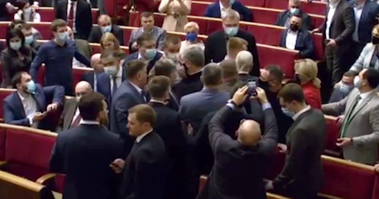 В Раде произошла потасовка с участием Порошенко.