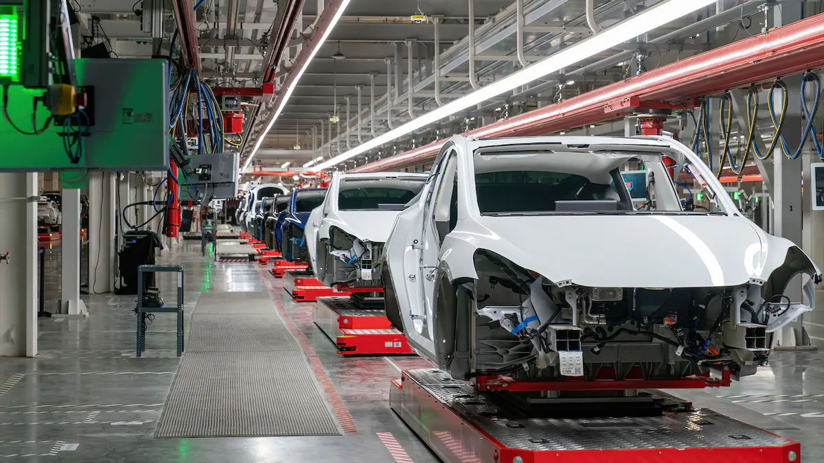 Работники Tesla сообщают о взрывах, кровавых травмах из-за ускорения производства.