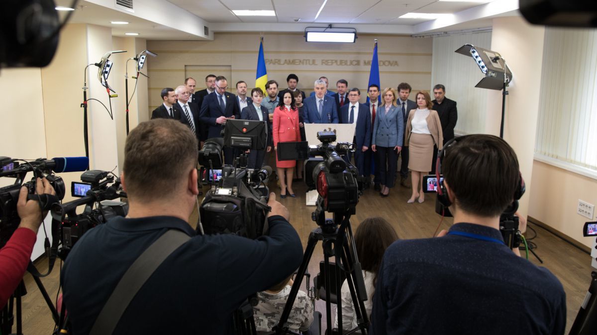 Депутаты блока ACUM в знак протеста на 5 минут покинули заседание парламента.