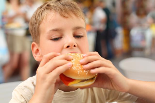 Opt persoane din raionul Orhei s-au intoxicat cu hamburgeri din carne de pui.