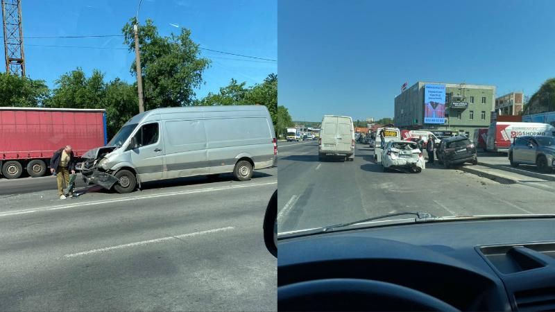 На улице Каля Мошилор в столице столкнулись три автомобиля.