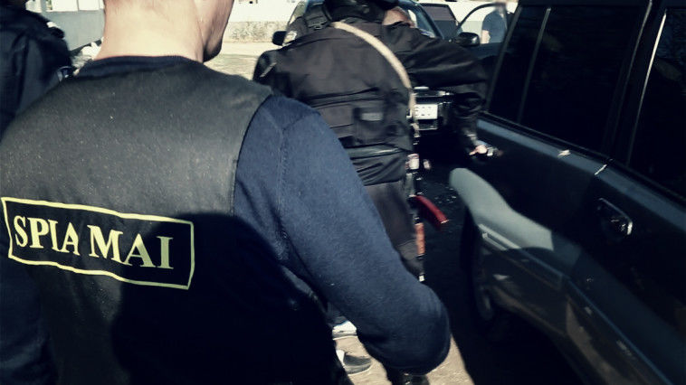 SPIA a reținut doi polițiști care ar fi protejat comercianți de droguri. Foto: mai.gov.md