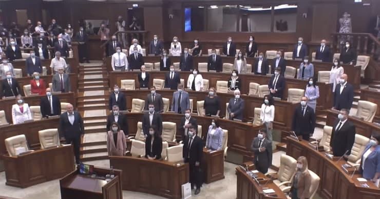 Началось учредительное собрание нового парламента.