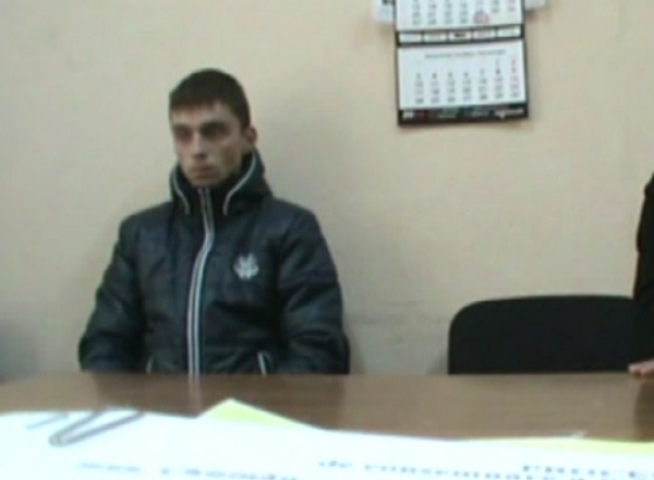 In cadrul interogatoriului, tanarul a povestit si de unde a luat uniforma militara, dar si accesoriile pentru arme si munitii gasite in valiza sa de catre oamenii legii.