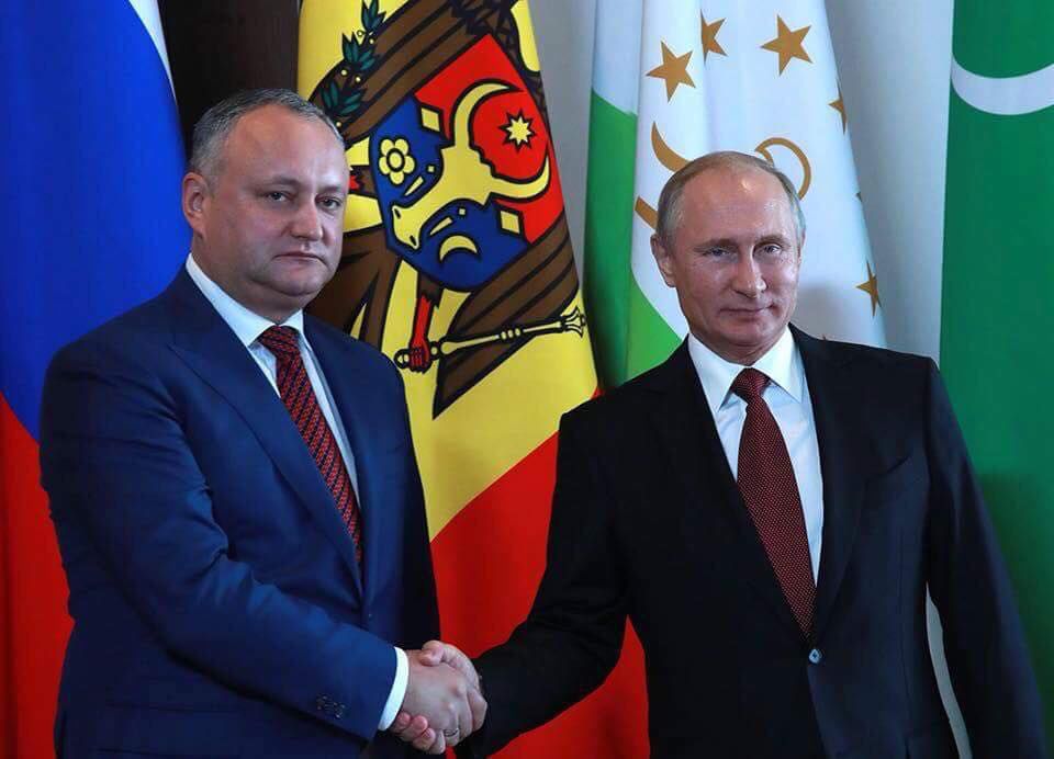 Путин пригласил Додона принять участие в неформальном саммите руководителей стран-участниц СНГ.