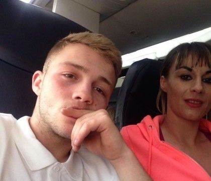 La 30 de ani, o britanică a rămas însărcinată cu un adolescent de 16 ani, iar acum cei doi formează un cuplu. 