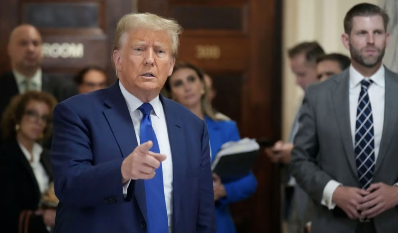 Трампа оштрафовали на $10 000 за неуместный комментарий в адрес сотрудника суда.