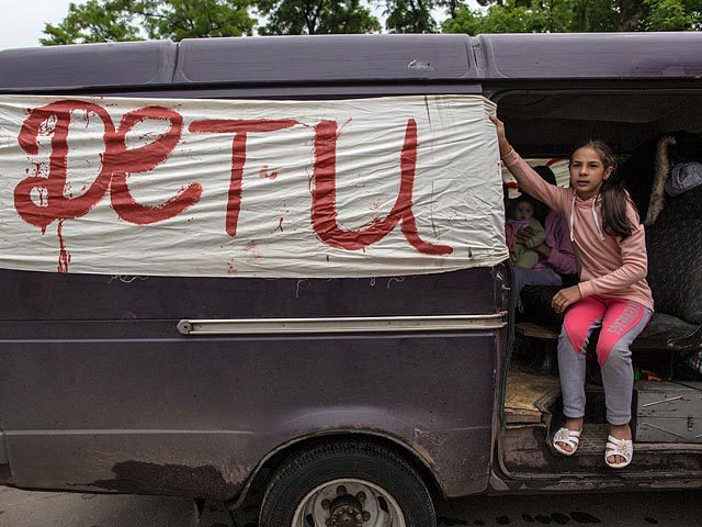 Украина закрывает границу с Россией в юго-восточных регионах.