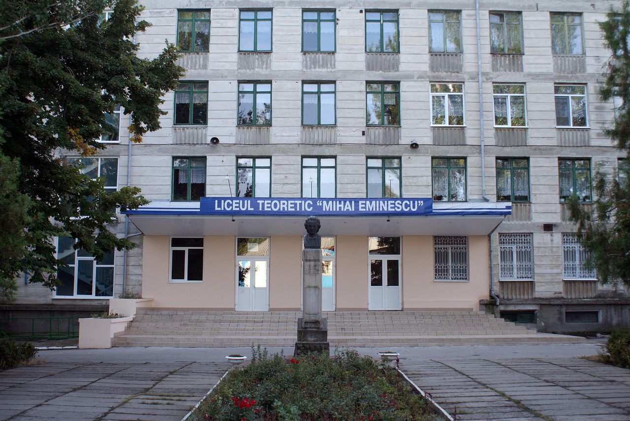 Săli de la Liceul „Mihai Eminescu”, inundate. Soluția autorităților