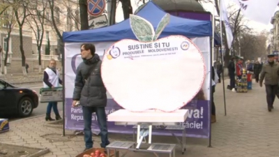 Прохожих призывают называть любимые продукты отечественного производства.