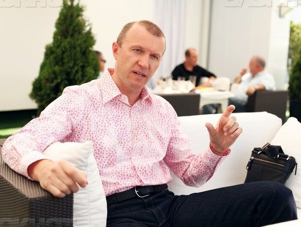 Автомобиль за полтора миллиона и 5 фирм «без дохода» обнаружили у члена КСТР.