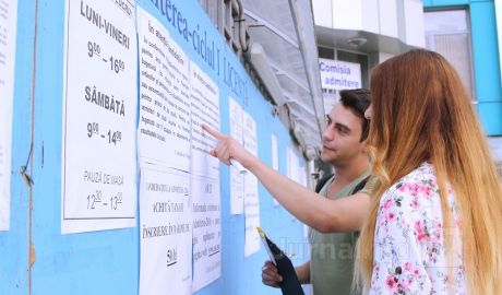 Tinerii evită meseriile prost plătite. Sute de locuri, neacoperite în universități. Foto simbol: infoMOLDOVA.net