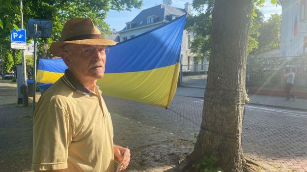 В Гааге каждый день вывешивают огромный флаг Украины перед посольством РФ.