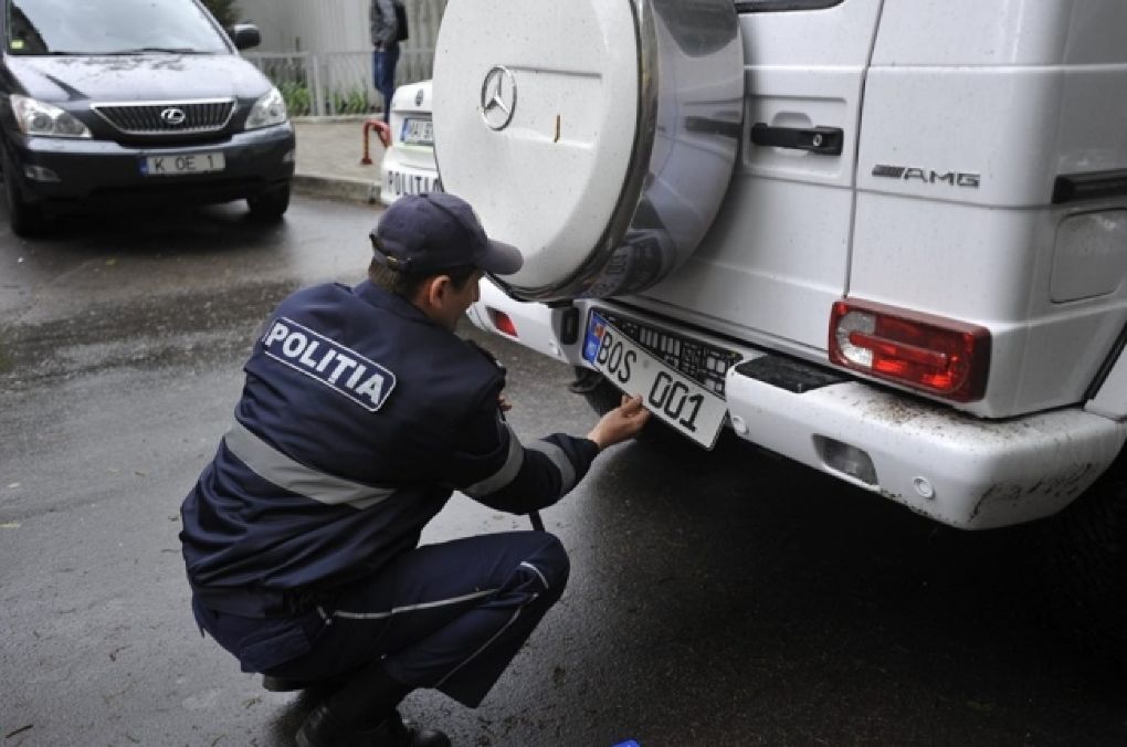 Si masinile avocatului Valerian Manzat, retinut recent, au placute cu numere de inmatriculare  personalizate. Mercedesul pe care acesta i l-a daruit sotiei sale, poarta combinatia BOS 001. Foto: Realitatea.md