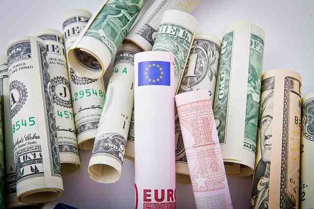 Curs valutar 31 octombrie 2017: Câţi lei costă un euro şi un dolar. Foto: evz.ro