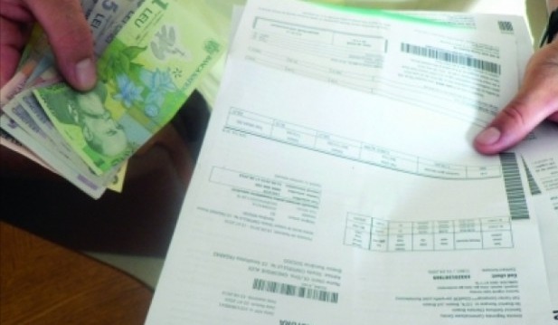 Omul a găsit pe jos un plic în care era o factură şi bani pentru plata acesteia.