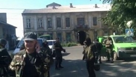 În cadrul operațiunii antiteroriste din Mariopol au fost reținuți 11 militanți și precum și un automobil cu armament.