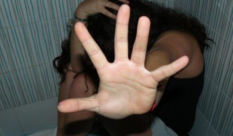 O tânără de 23 de ani a fost la un pas să fie violată în propria casă. Foto: click.ro
