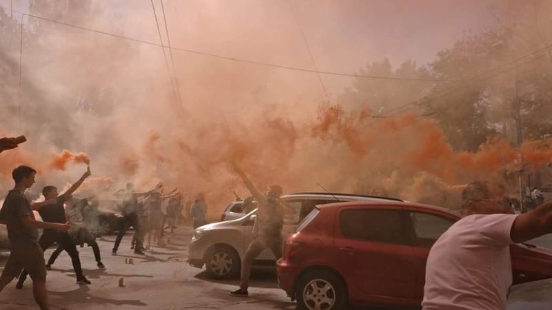 У Республиканского стадиона активисты зажгли дымовые шашки. 