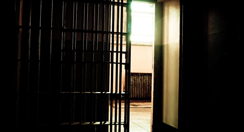 În camera condamnaților la moarte se mai află două persoane, care așteaptă executarea sentinței sau a grațierea.