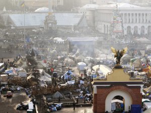 К баррикадам на Институтской и Грушевского самооборона Майдана не пропускает людей без индивидуальной защиты – касок и бронежилетов.