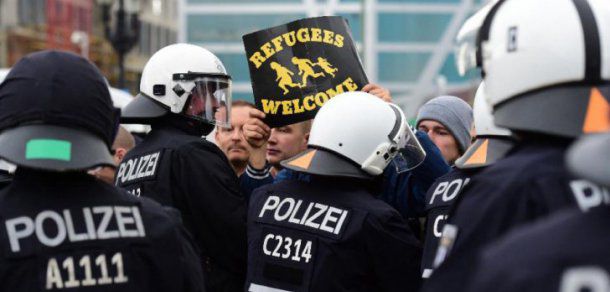 Merkel, catalogată „trădătoare a poporului”. Foto: realitatea.net