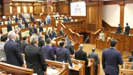 Депутаты и другие сотрудники парламента получат по 500 леев.