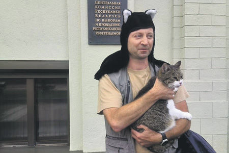 Кот Барсик с журналистом.