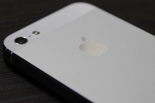 Telefonul are un inel argintiu în jurul butonului de Home/Acasă.