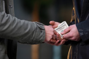 Un polițist și un avocat sunt cercetați de CNA pentru luare de mită în sumă de 300, anunță CNA, într-un comunicat de presă.