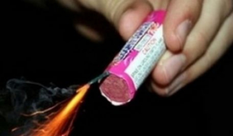 În consecinţă, el şi-a pierdut trei degete de la mâna dreaptă şi s-a ales cu arsuri grave pe faţă.
