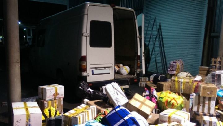 Tânără, suspectată de furtul coletelor dintr-un microbuz. Foto:publika.md