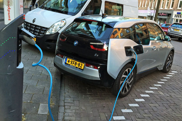Olanda vrea să interzică vânzarea de vehicule alimentate cu benzină şi motorină, până în anul 2025. Foto: inhabitat.com