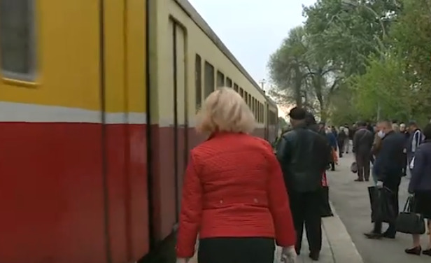 Вагоны часто переполнены, и люди боятся заболеть.