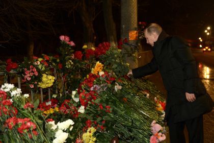 Президент России Владимир Путин возлагает цветы к месту взрыва троллейбуса в Волгограде. Фото: Алексей Никольский / РИА Новости